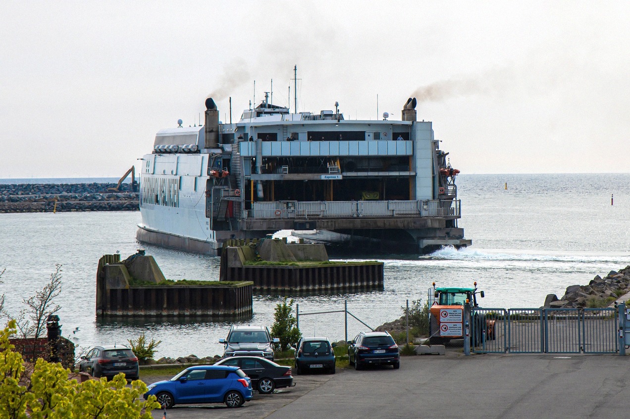Eine Schnellfähre von Bornholmslinjen läuft aus dem Hafen von Rønne aus, Kurs Schweden.
