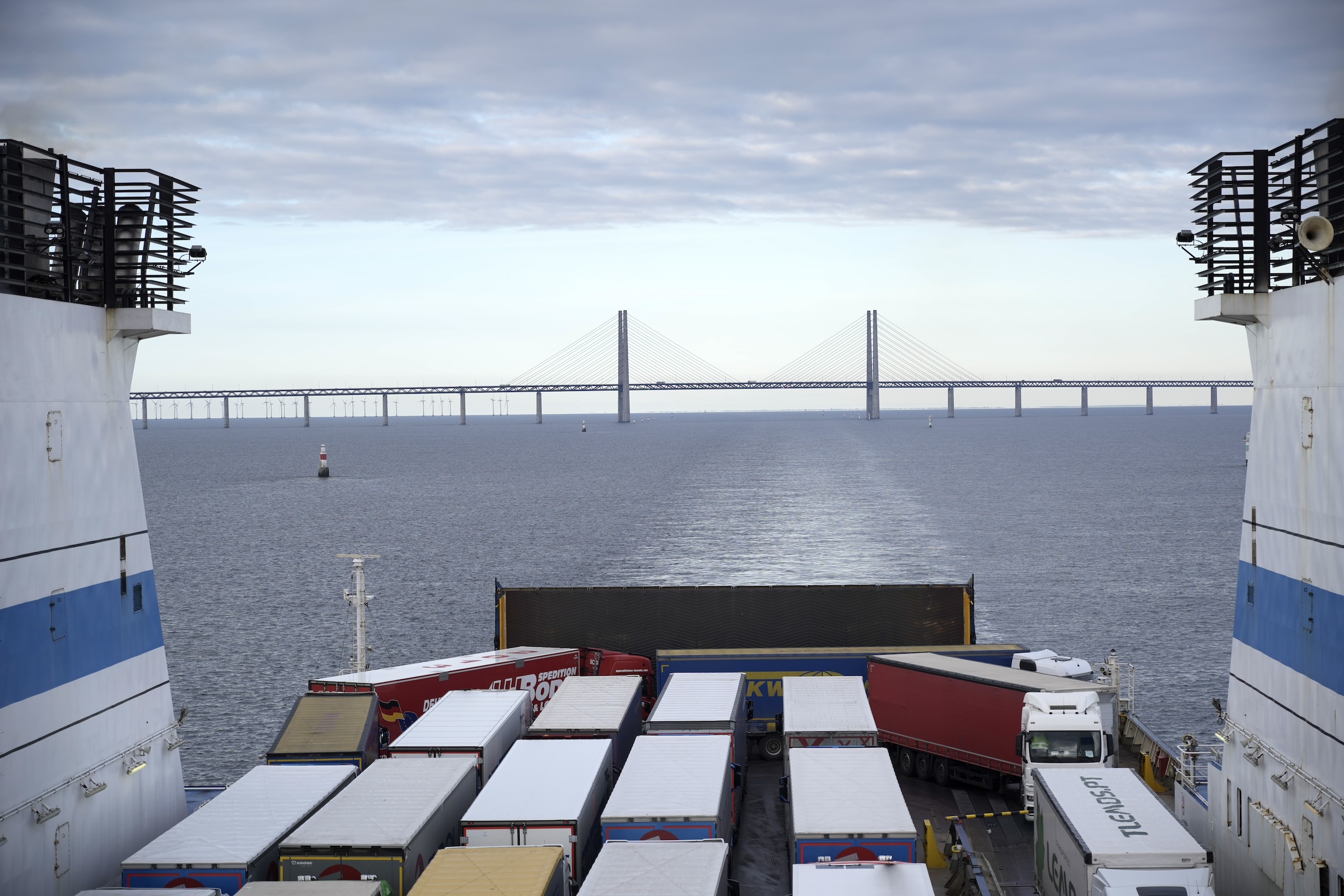 Finnlines-Fähre vor der Einfahrt in den Hafen Malmö mit der Öresundbrücke im Hintergrund
