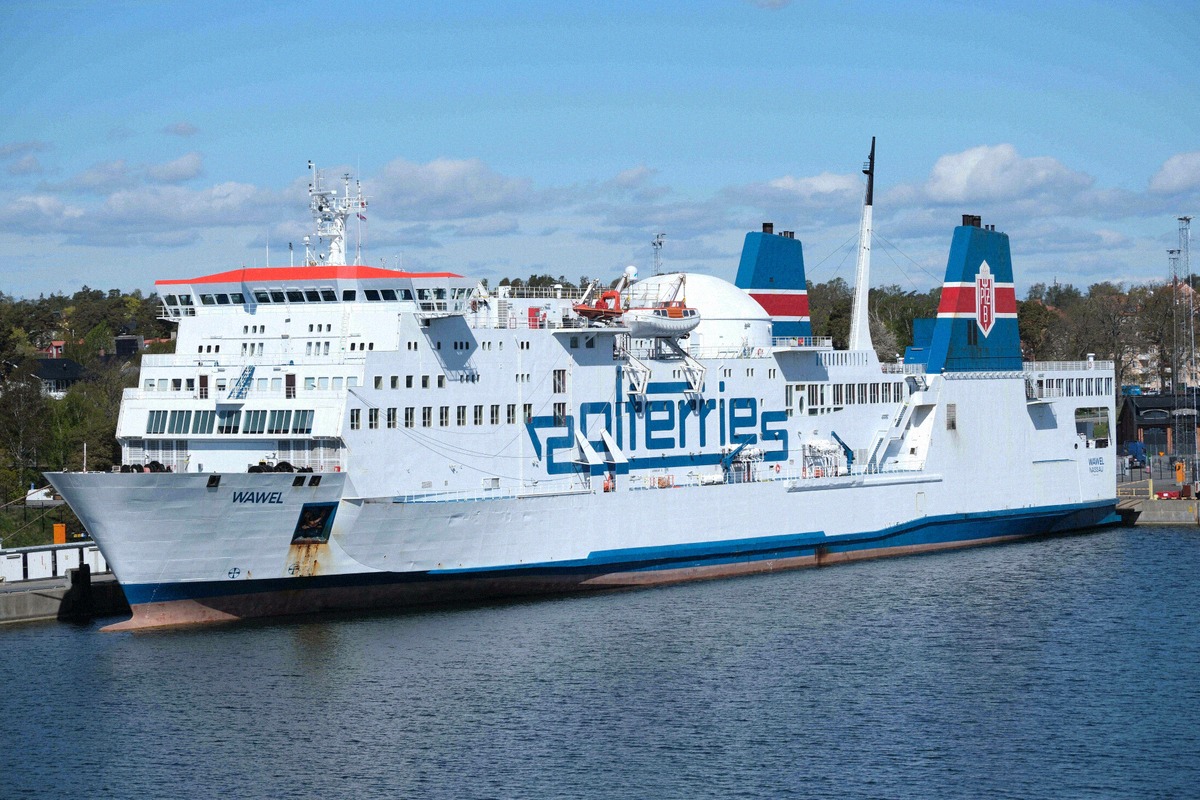 Polferries-Fähre auf der Ostsee zwischen Gdańsk und Nynäshamn bei Sonnenuntergang