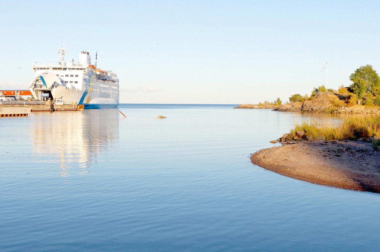 Passagierfähre im Hafen von Eckerö am Abend.