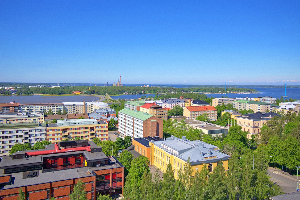 Stadtpanorama von Vaasa vom Meer aus gesehen.
