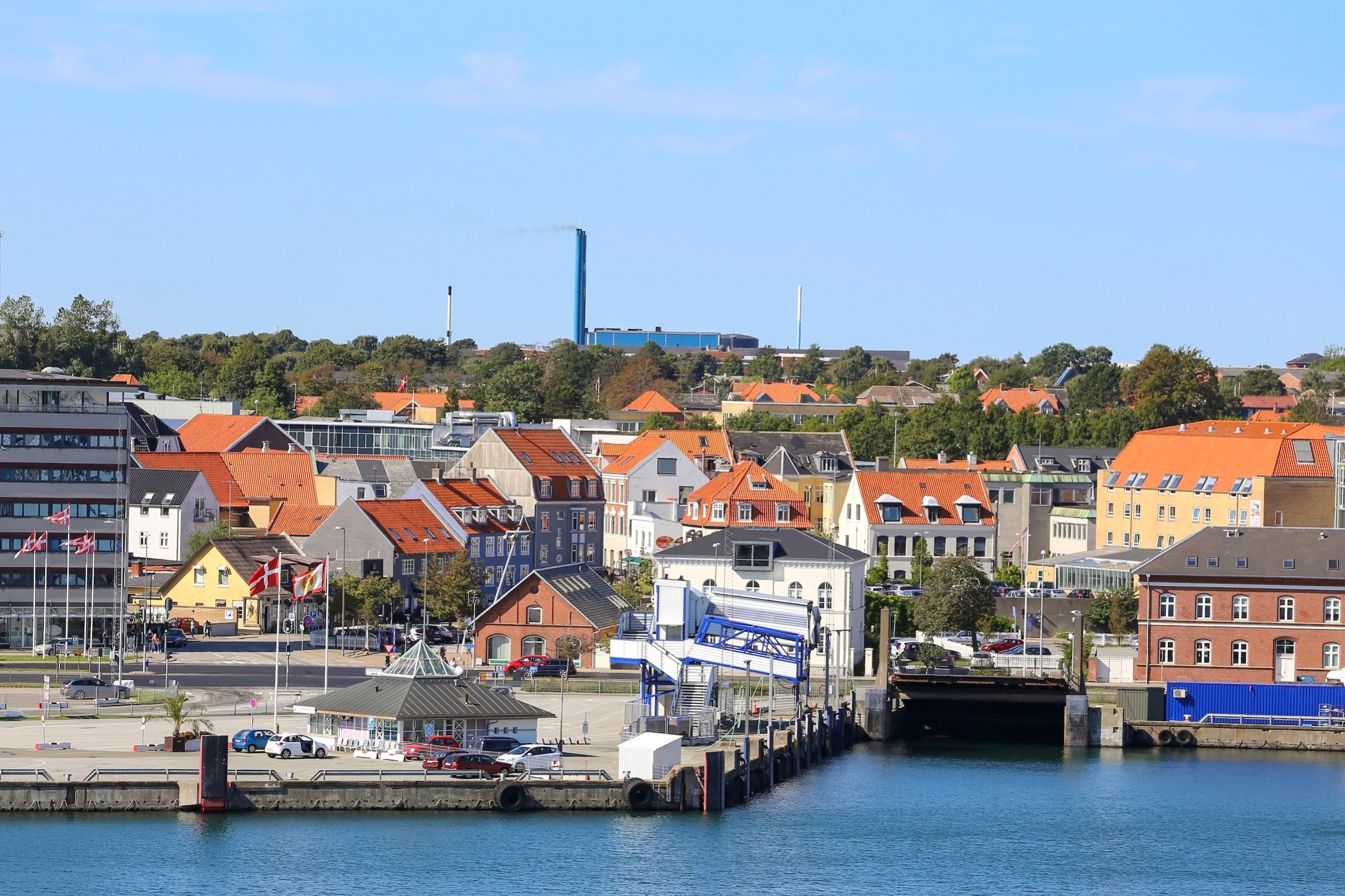 Der Hafen von Frederikshavn mit Blick auf die Innenstadt, Ausgangspunkt deiner Überfahrt mit Stena Line nach Göteborg.