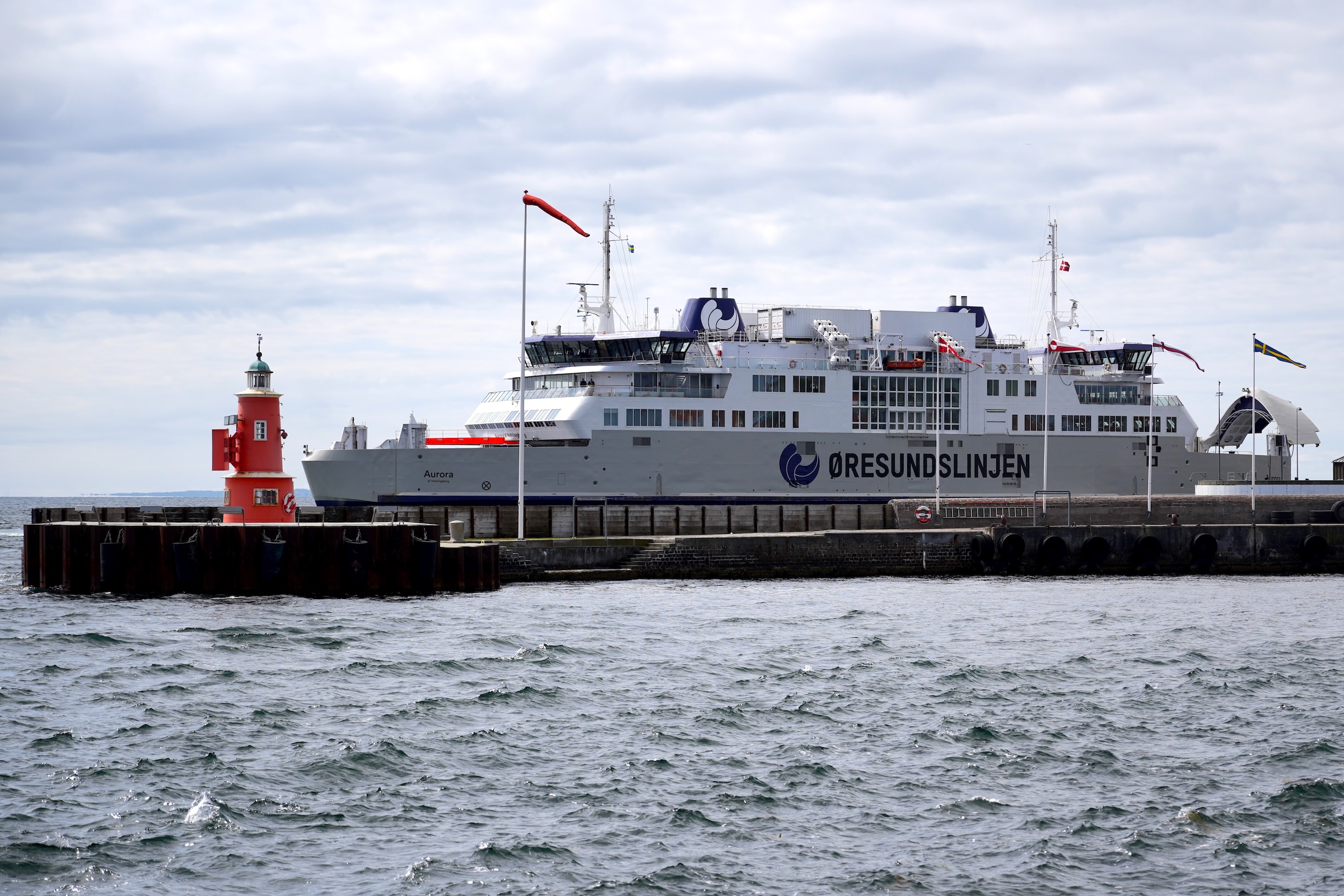 Öresundslinjen-Fähre auf dem Öresund zwischen Helsingør und Helsingborg bei Sonnenschein mit Blick auf die schwedische Küste