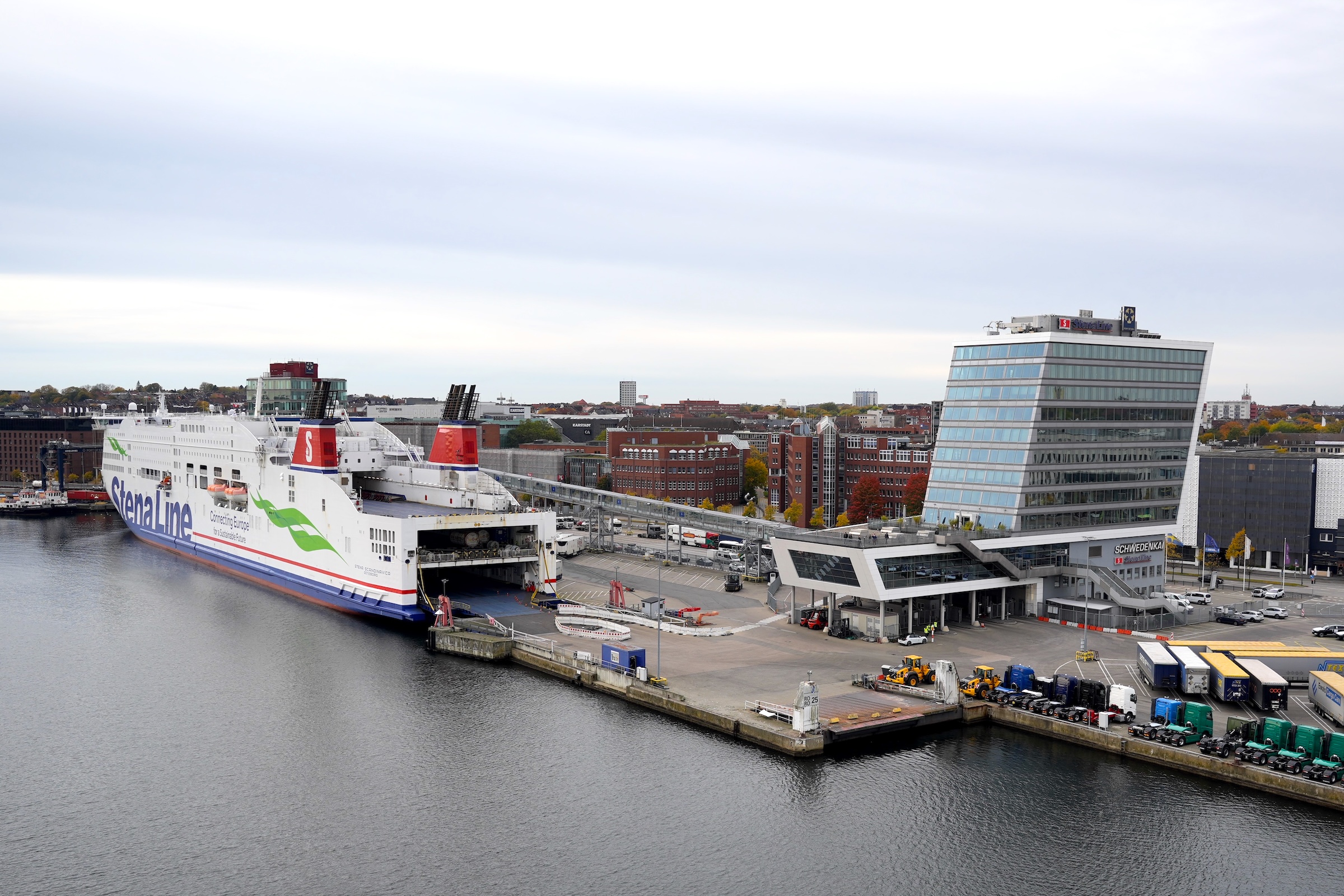 Einfahrt in den Hafen Kiel