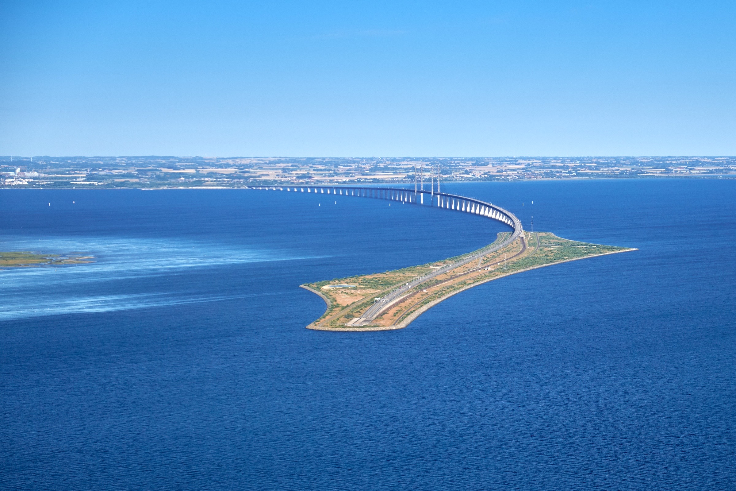 Die Öresundbrücke mit der künstlichen Insel Peberholm, dein Übergang von Dänemark nach Malmö.