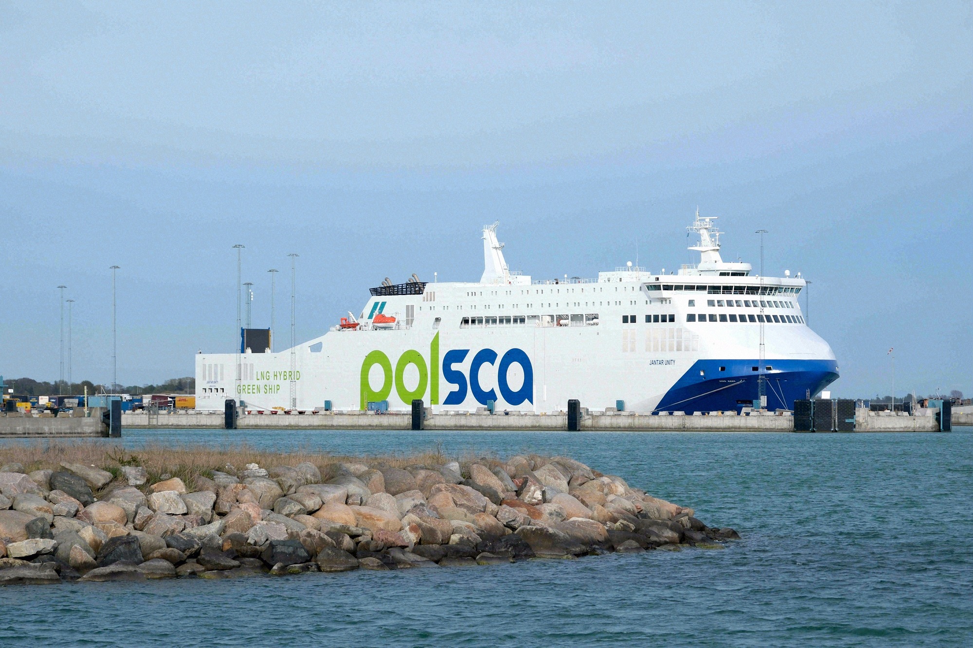 Die Polferries-Fähre Jantar Unity, ein LNG-Hybridschiff, am Fährhafen in Ystad.