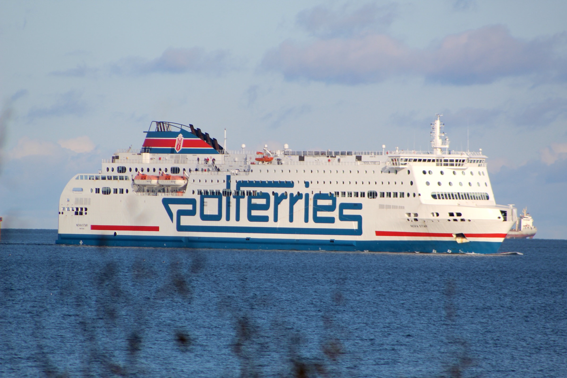 Polferries-Fähre auf der Ostsee zwischen Gdańsk und Nynäshamn bei Sonnenuntergang
