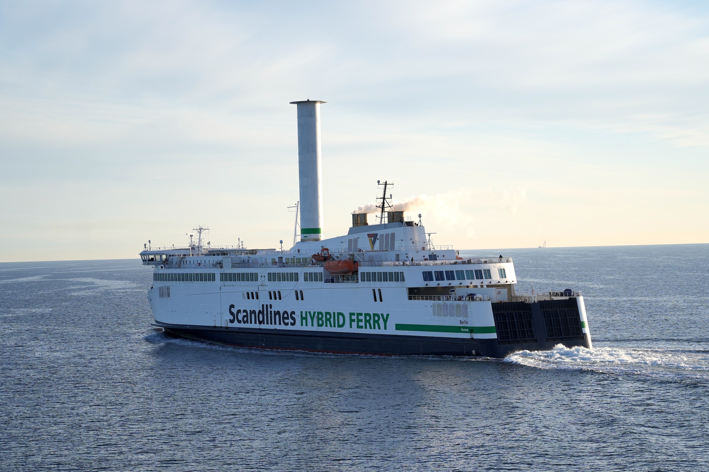 Scandlines Hybridfähre auf der Route Rostock – Gedser mit Blick auf die Ostsee