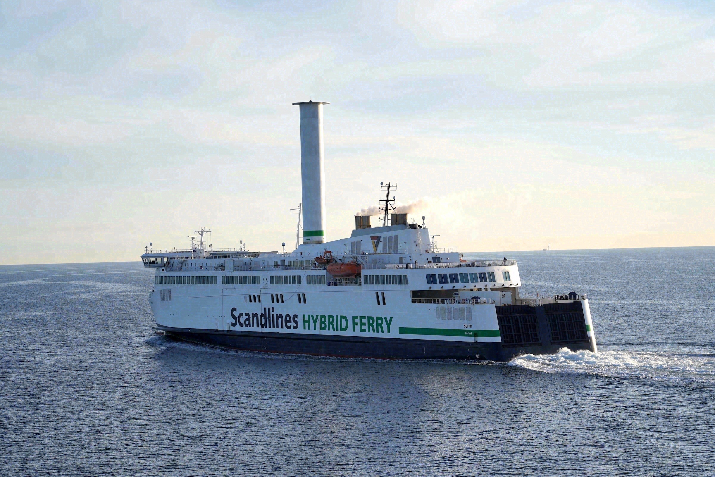 Die Scandlines-Hybridfähre Berlin auf der Route Rostock - Gedser über die Ostsee.