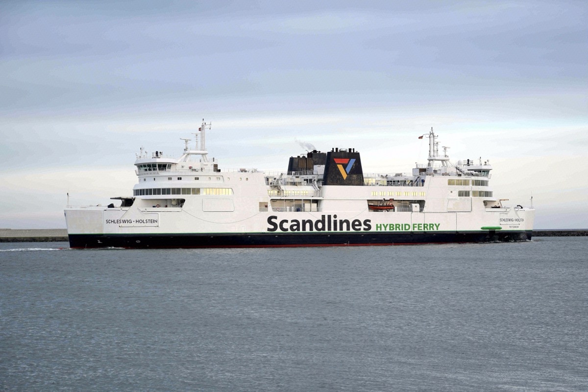Scandlines Hybrid Ferry Schleswig-Holstein läuft aus dem Fährhafen Puttgarden aus