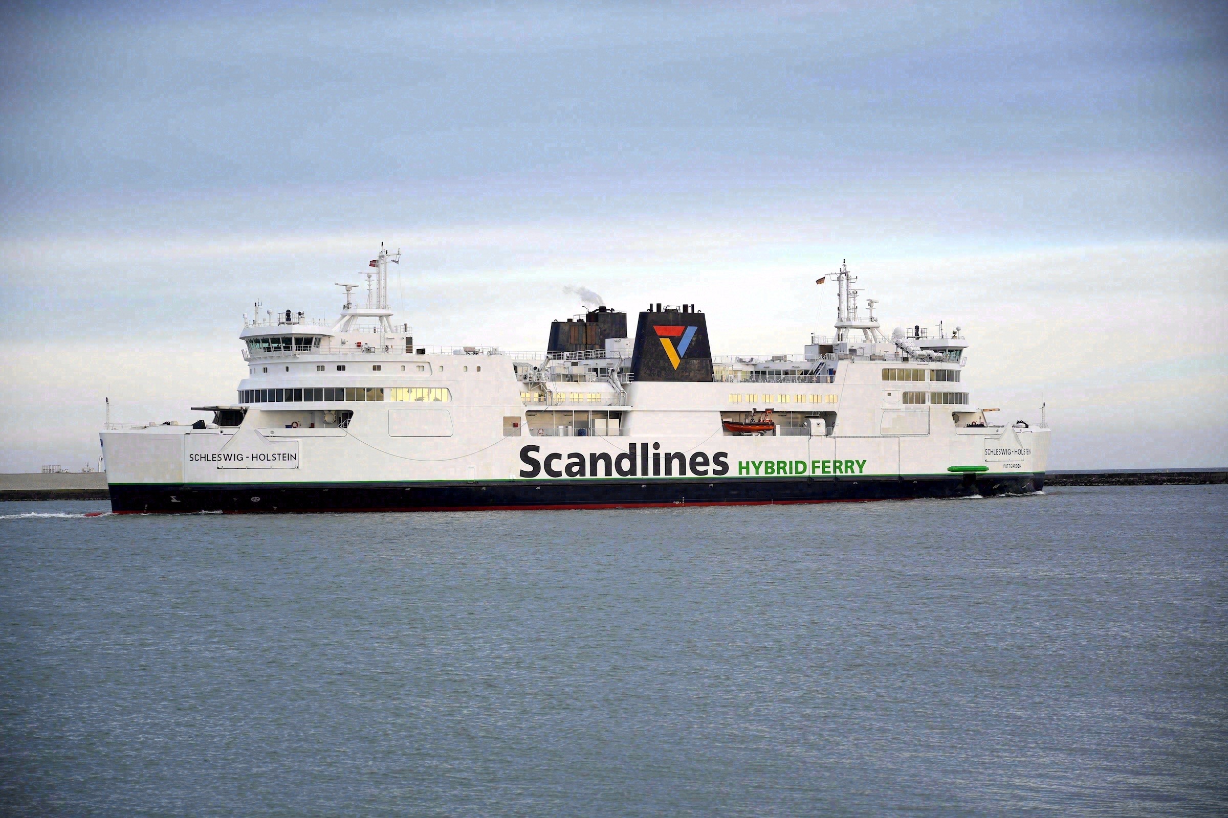 Die Scandlines-Hybridfähre Schleswig-Holstein auf der Route Puttgarden - Rødby über den Fehmarnbelt.