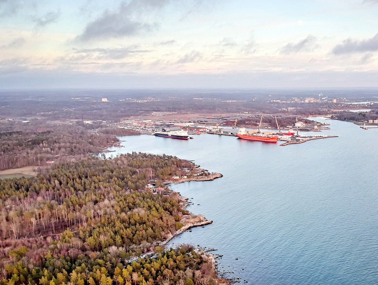 Luftbild des Hafens Karlshamn im Winter