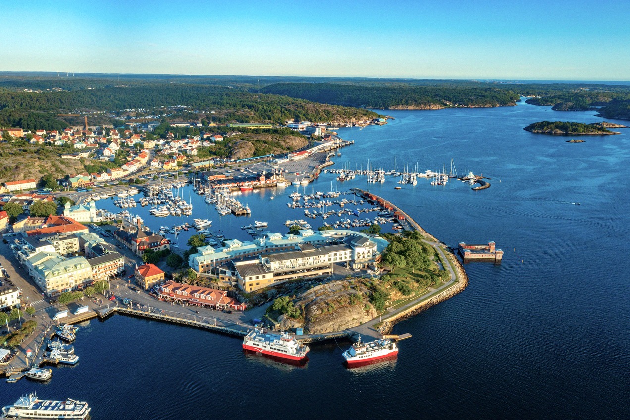 Strömstad aus der Luft: Bootshafen und Schären an der Küste von Bohuslän, Zielhafen der Fähre aus Sandefjord.