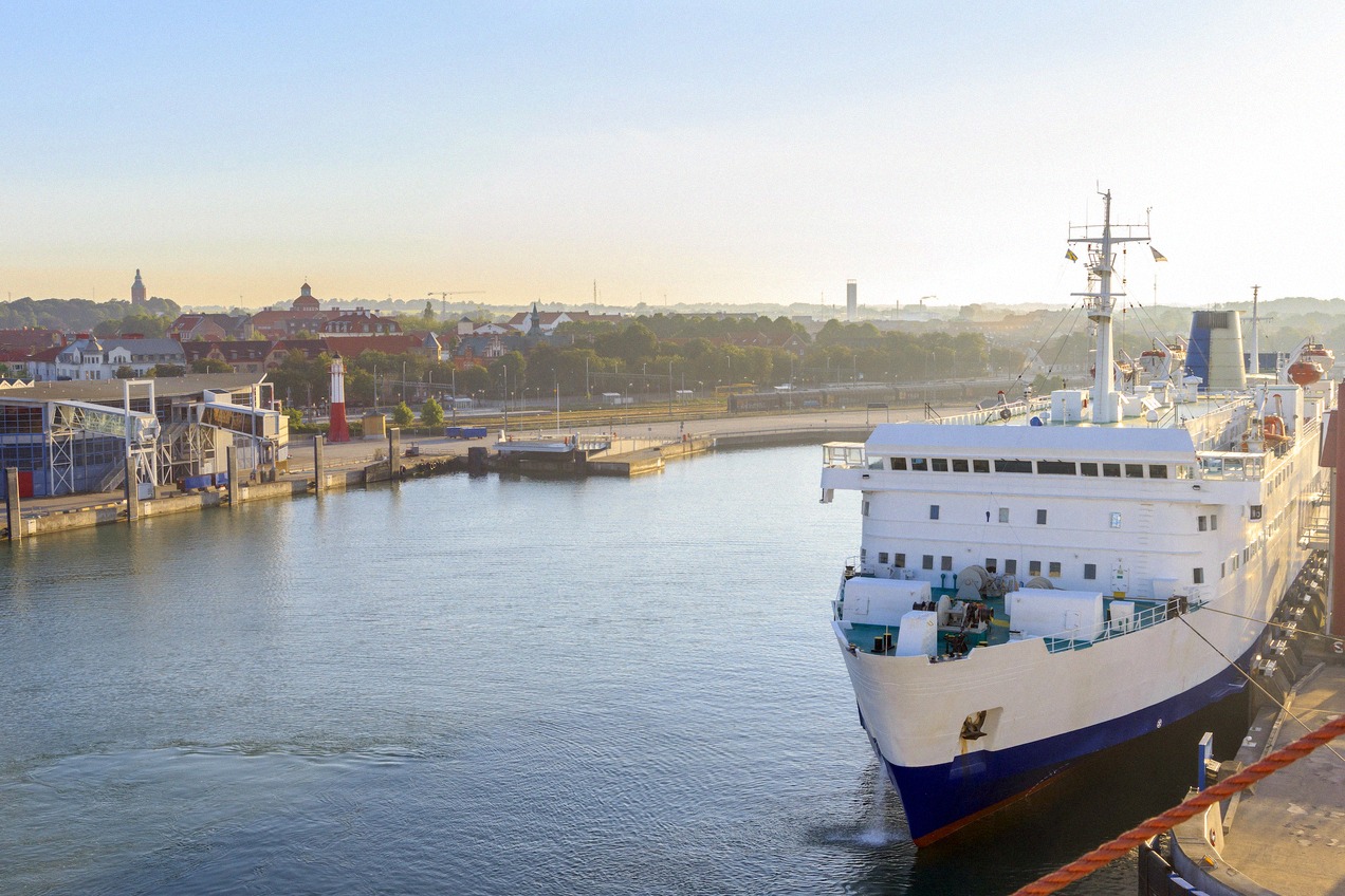 Hafen Ystad im Morgenlicht mit einer Fähre am Kai