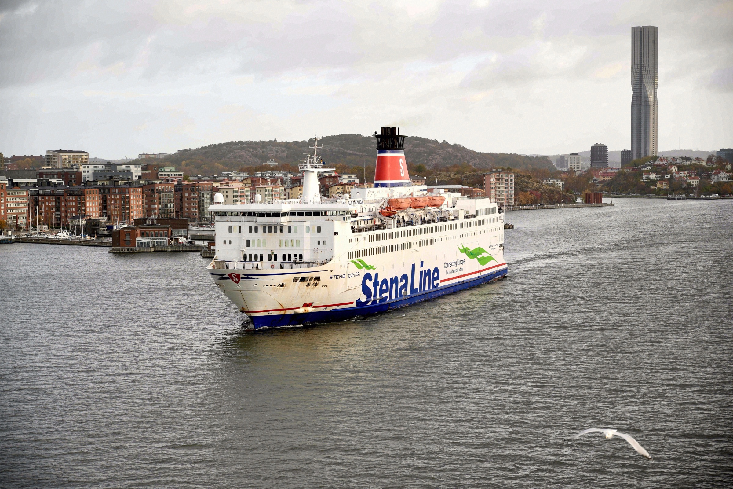 Eine Stena-Line-Fähre verlässt den Hafen von Göteborg, im Hintergrund die Skyline mit den Gothia Towers.