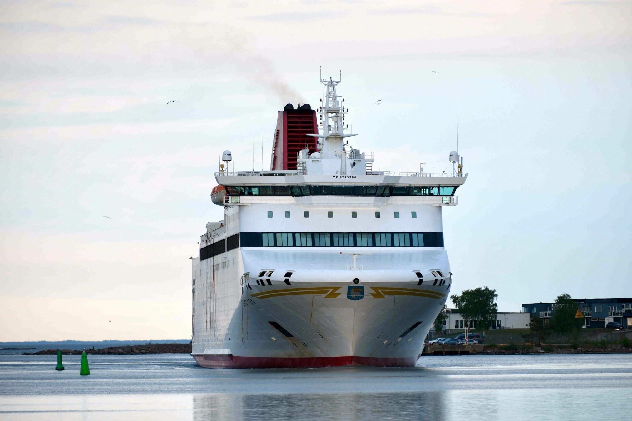 Eine Stena-Line-Fähre läuft in den Überseehafen Rostock ein, einer von zwei Reedereien auf dieser Route.