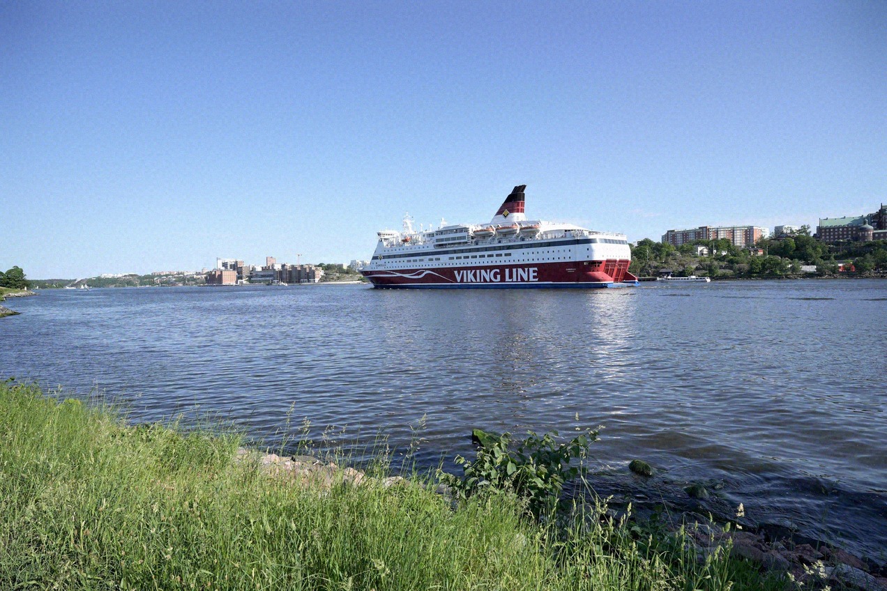 Eine Fähre von Viking Line auf dem Weg durch den Stockholmer Schärengarten.