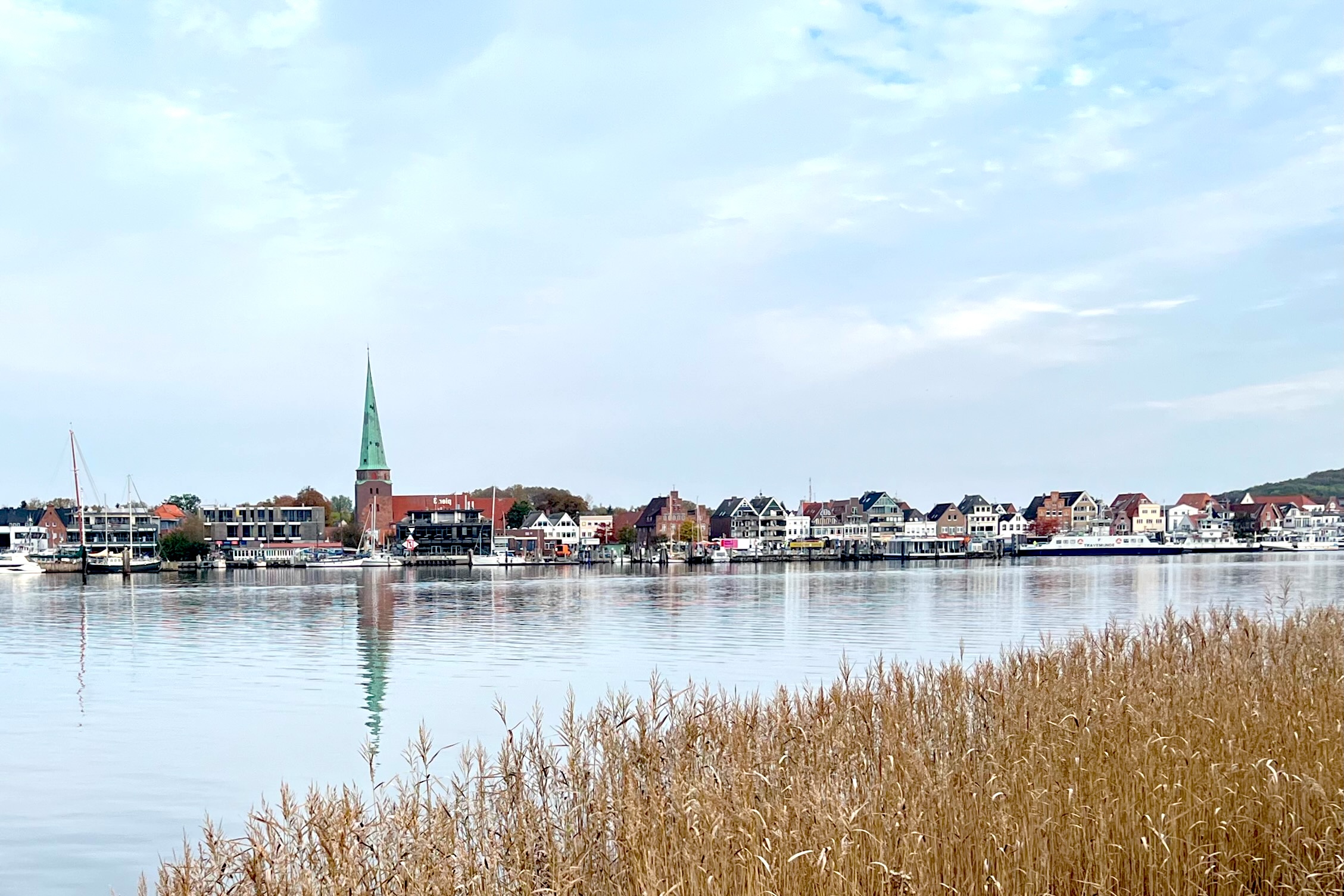 Einfahrt in den Hafen Travemünde am Morgen