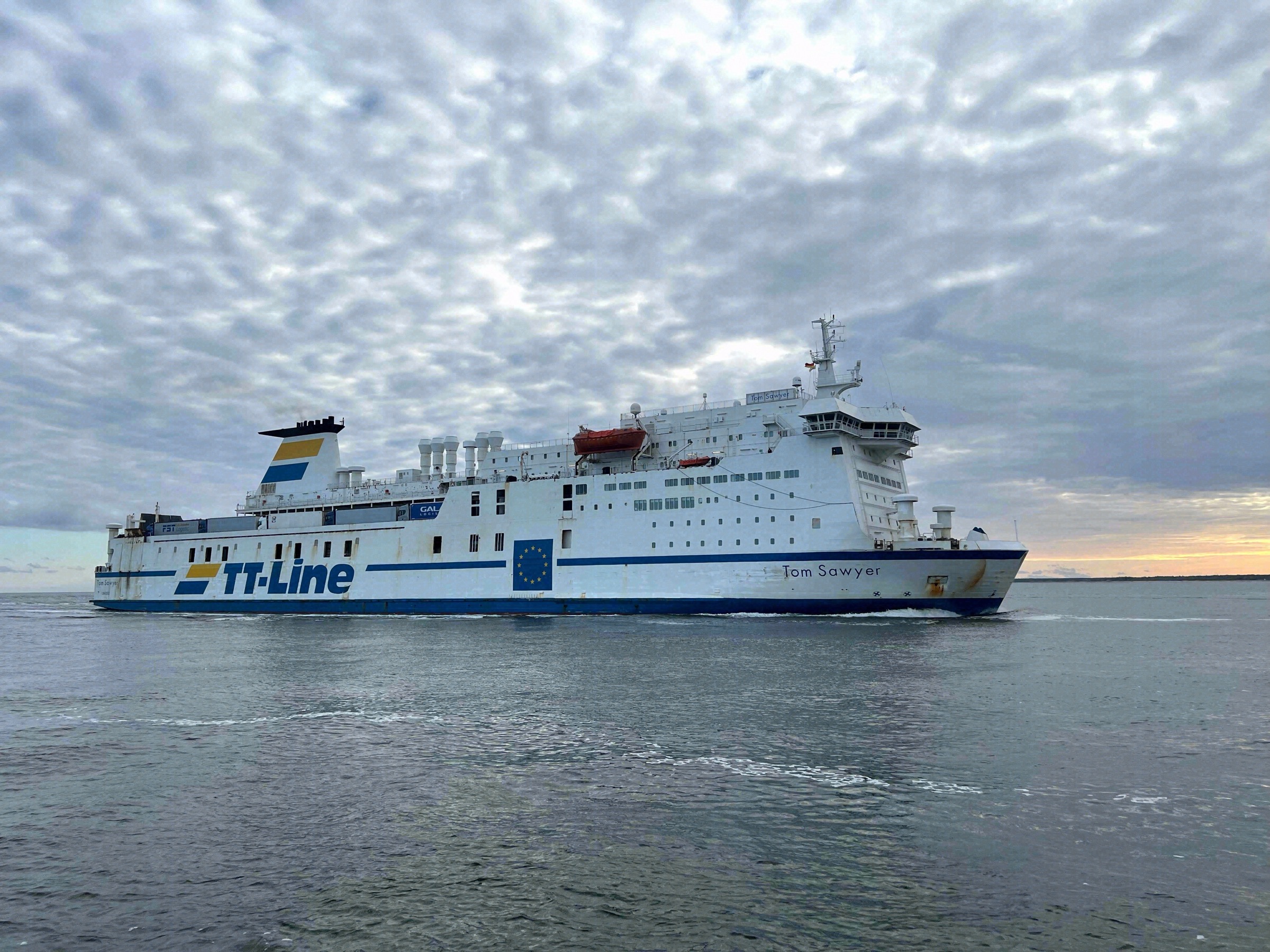 Die TT-Line-Fähre Tom Sawyer verlässt den Hafen Rostock in Richtung Trelleborg.