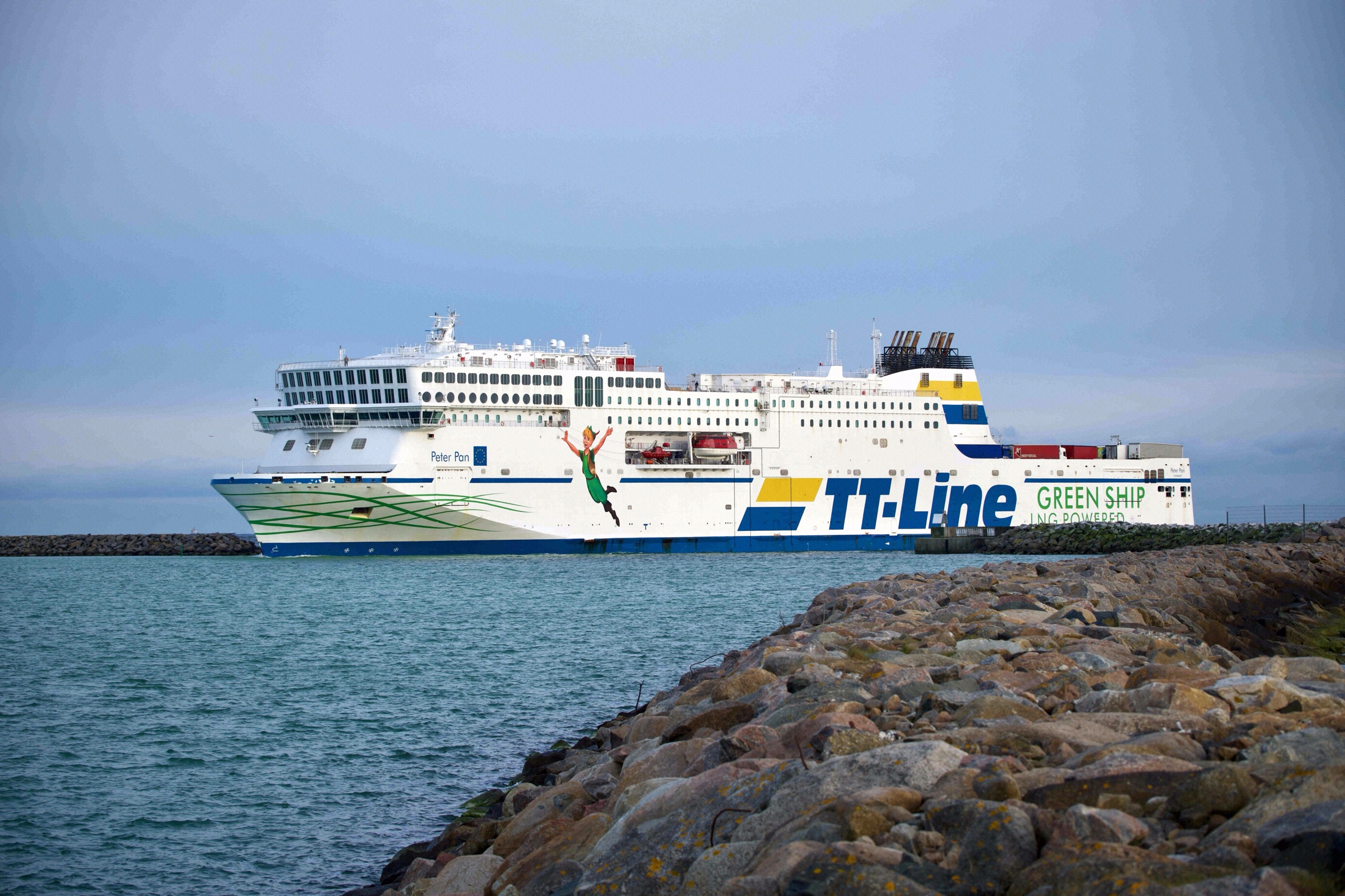 Eine TT-Line-Fähre läuft in den Hafen von Trelleborg ein